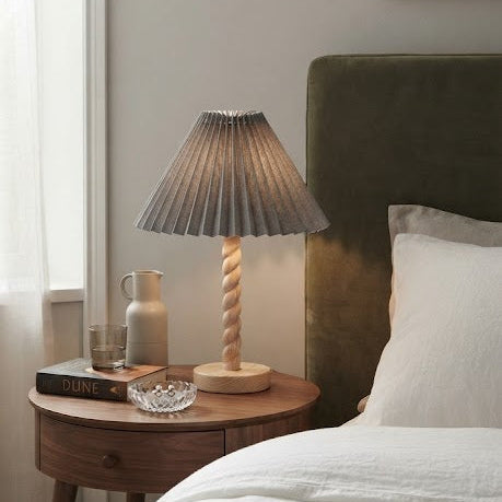 Lampe à Poser Base en Bois Tourné et Abat-jour Plissé Gris