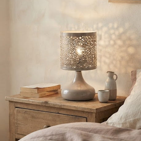 Lampe à Poser – L'élégance du jeu d'ombres