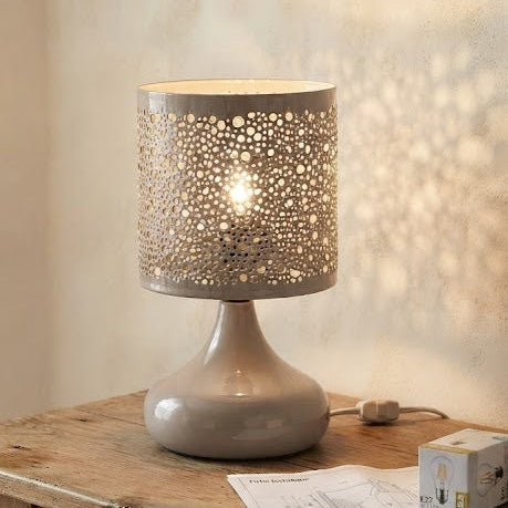 Lampe à Poser – L'élégance du jeu d'ombres