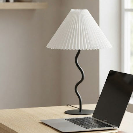 Lampe à Poser Design  - Pied Métal Noir Ondulé & Abat-jour Plissé