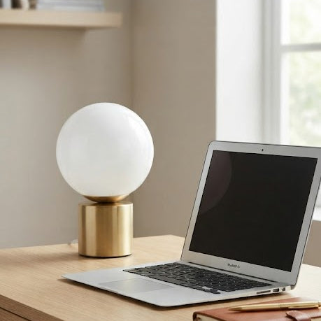 Lampe à Poser Design Orbe - Base Métal Doré & Globe en Verre Opale
