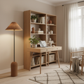 Lampadaire rotin brun mis en scène dans un bureau cosy scandinave