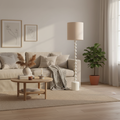 Lampadaire métal et lin blanc gardénia mis en scène dans un salon scandinave chaleureux